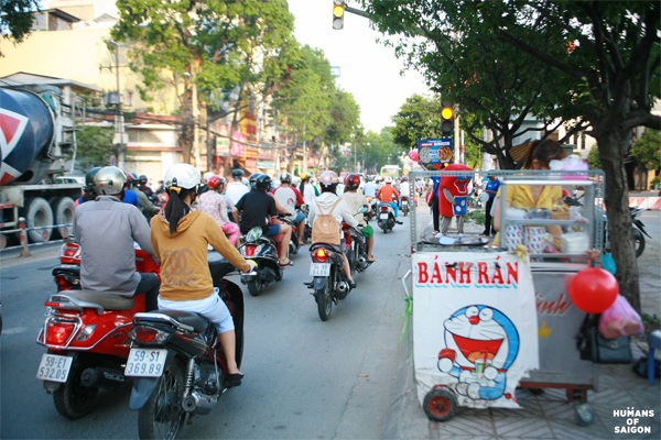 Chị Ba bán bánh rán trên đường Khánh Hội, Quận 4, TP HCM với hình ảnh Doraemon ăn bánh rất đáng yêu. (Ảnh: Humans of Saigon.)